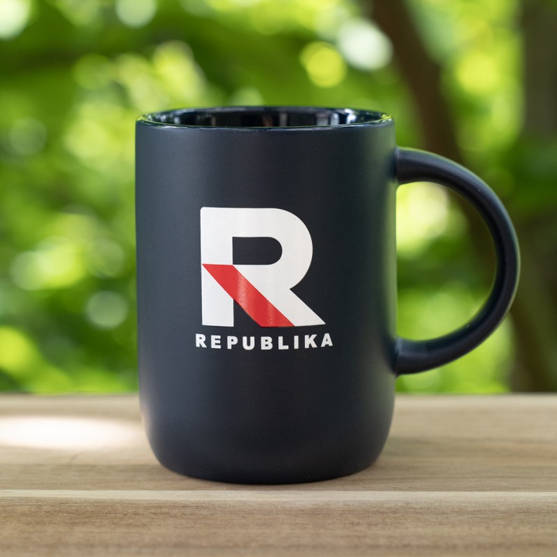 Matowy granatowy kubek z logo Republika