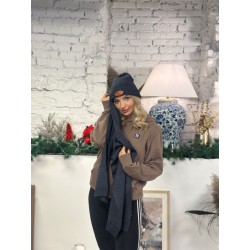 Granatowy zestaw zimowy – czapka z pomponem i szalik