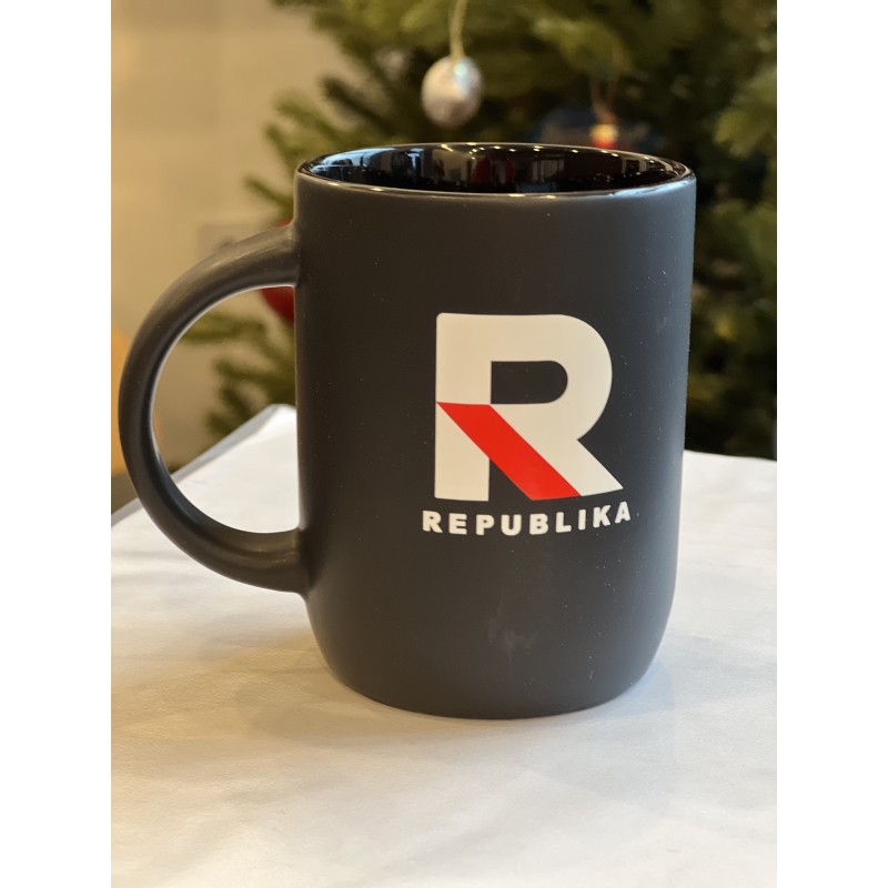 Matowy czarny kubek z logo Republika