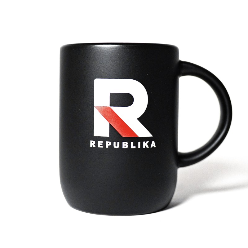 Matowy czarny kubek z logo Republika