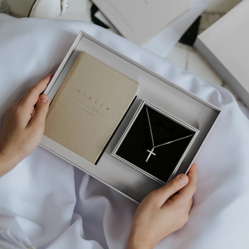 Zestaw komunijny Biblia oprawa złota i Srebrny krzyżyk z grawerem