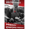 Między dwoma wrogami. Studia i publicystyka.Prof. Paweł Piotr Wieczorkiewicz